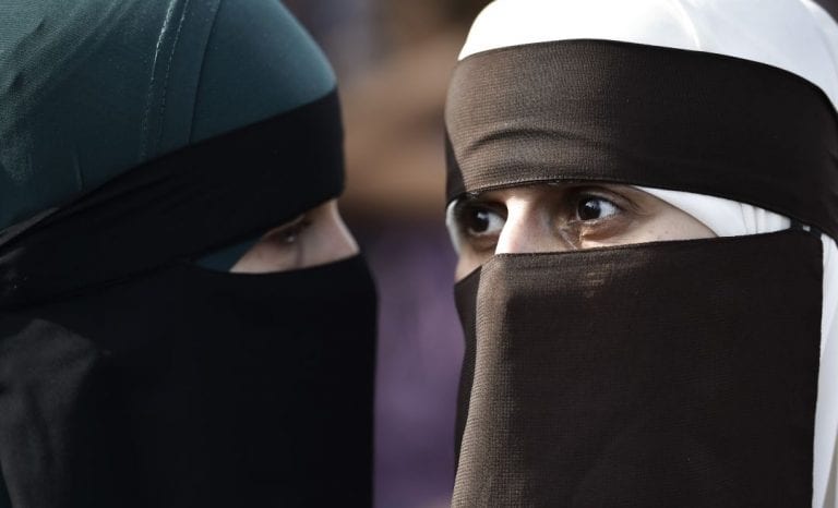 Suiza prohíbe el burka en espacios públicos tras referéndum