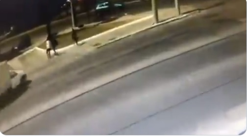 Un hombre se vengó de sus asaltantes en México con el camión (VÍDEO)