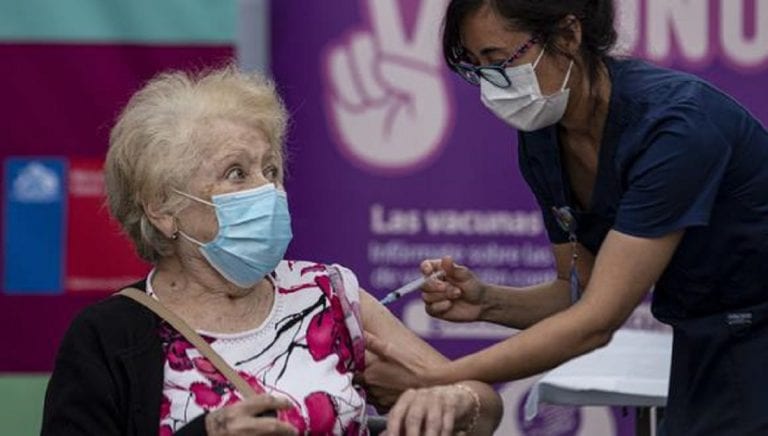 Chile es el país que vacuna más rápido en el mundo