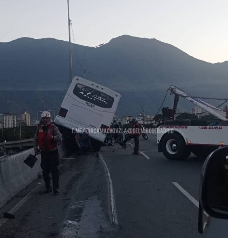 Levantan accidente de tránsito en el Distribuidor La Bandera