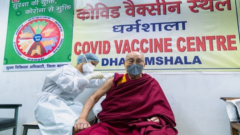 Vacunan al Dalai lama contra el covid-19 y anima a tener coraje