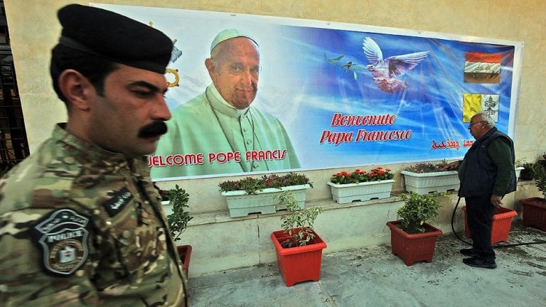 Papa Francisco desafía la violencia y continúa su viaje a Irak