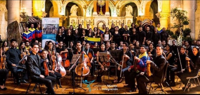 ¡Altruismo! Venezolana creó orquesta en Chile con 350 músicos