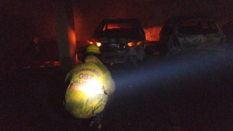 Reportan incendio en un edificio de Valles de Camoruco