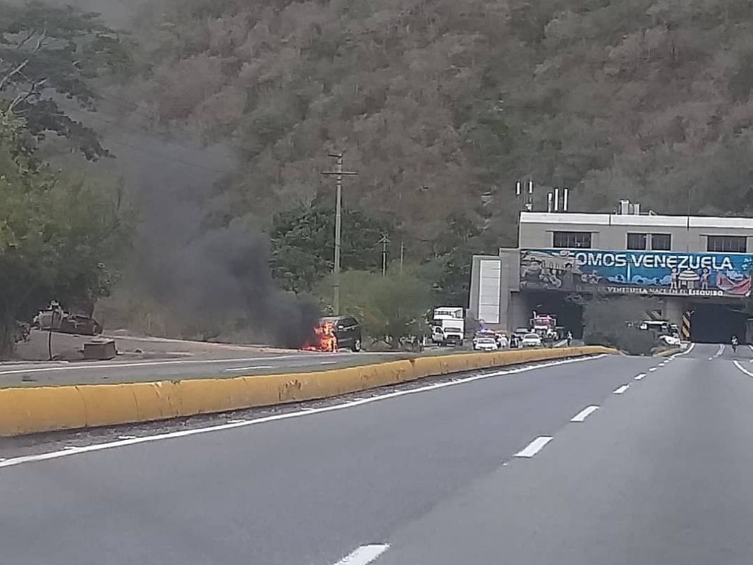 incendio de un vehículo en la autopista Caracas-La Guaira