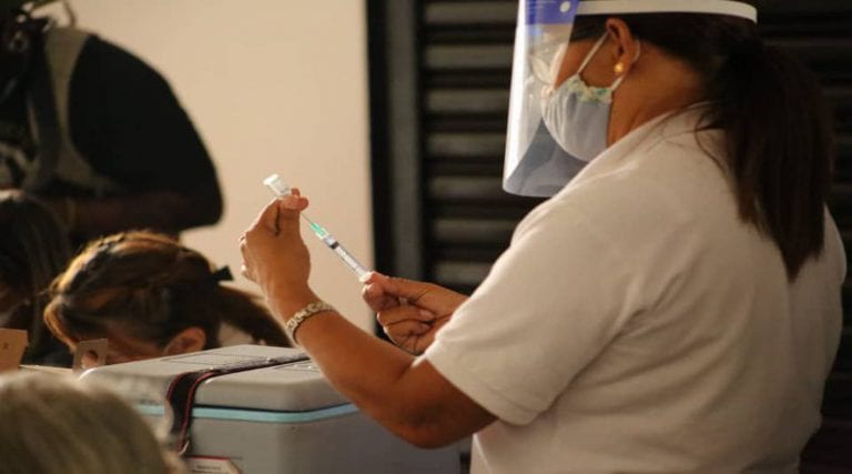 Habilitan centros de vacunación para los maestros en Caracas