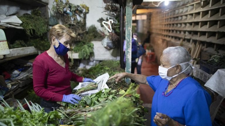 Venezolanos recurren a la medicina alternativa ante la situación del país