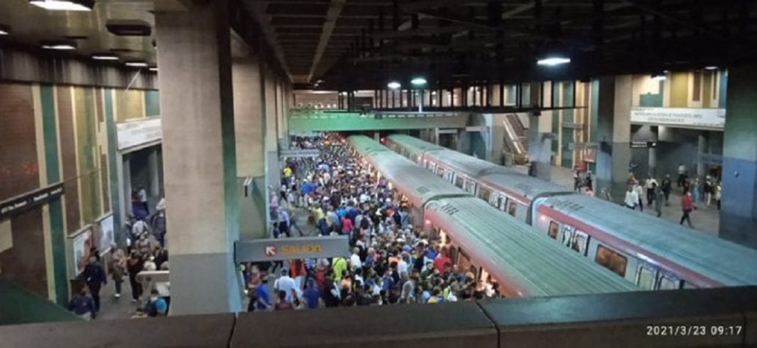 Estación Plaza Venezuela abarrotada de gente