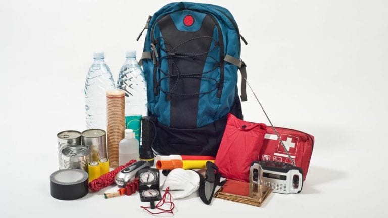 ¿Qué debe incluir la mochila de emergencia en caso de un terremoto?