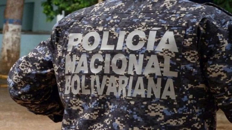 Cuatro funcionarios de la PNB detenidos por traficar 13 paneles de cocaína