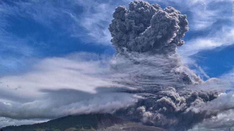 Volcán Sinabung de Indonesia con altas columnas de humo
