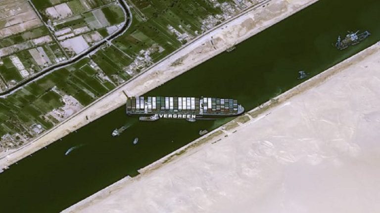 Trabajan para liberar el portacontenedores EverGiven del canal de Suez