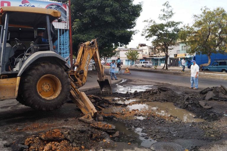Inició reparación de cloaca desbordada en calle Santa Lucía en Naguanagua