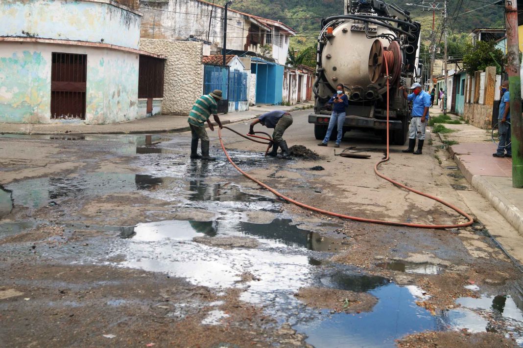 Tubería de aguas servidas en Samanes Triunfo