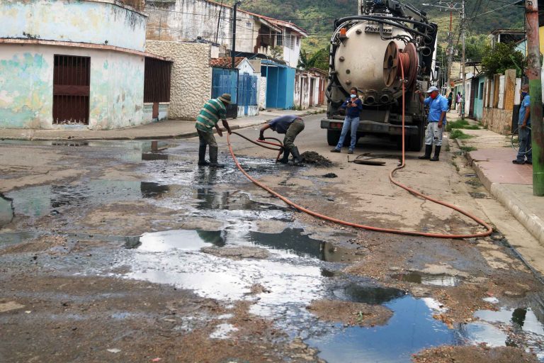 Inicia reparación de tubería de aguas servidas en Samanes Triunfo, Naguanagua