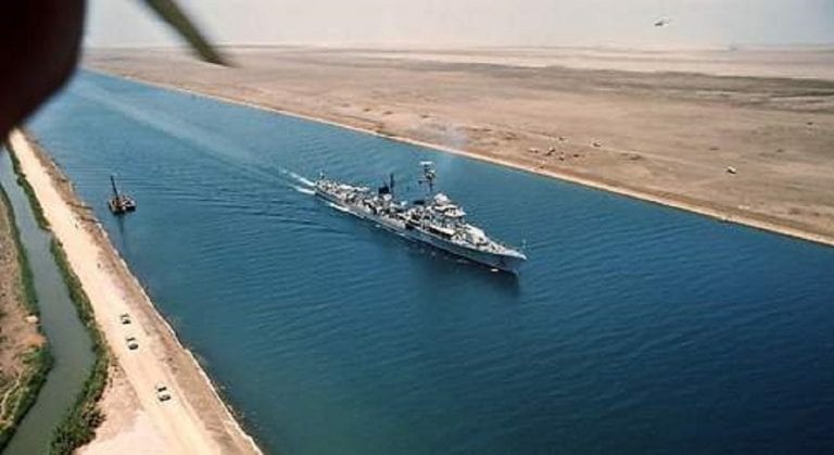 Alrededor de 200 barcos siguen atascados en canal de Suez