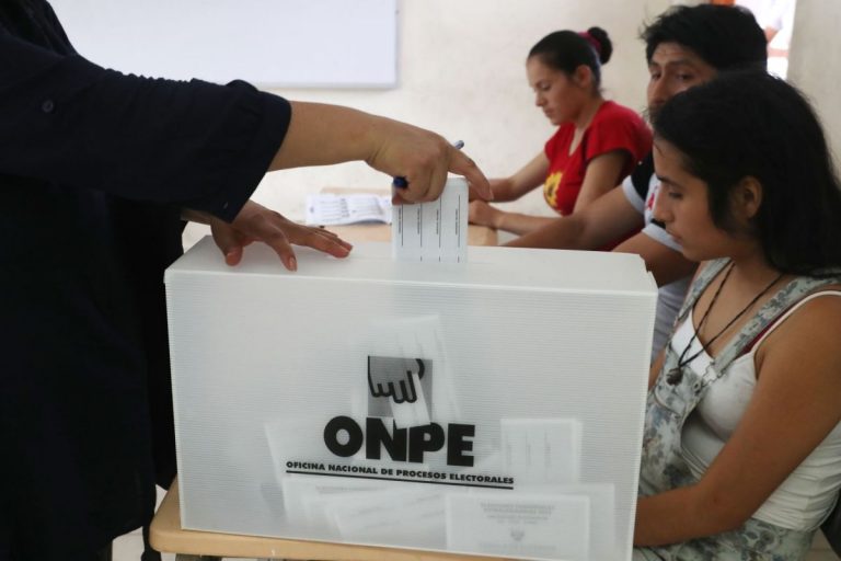 Panorama de elecciones en Perú y Ecuador para este domingo