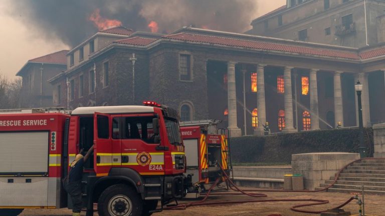 Incendio destruye biblioteca de la Universidad de Cabo Verde