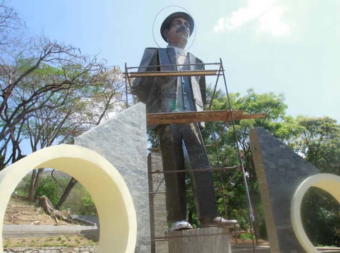 Gigante escultura de José Gregorio Hernández - Gigante escultura de José Gregorio Hernández