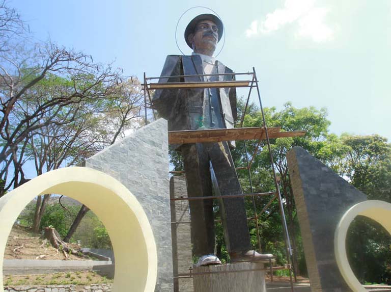 Casi lista gigante escultura de José Gregorio Hernández en Guárico