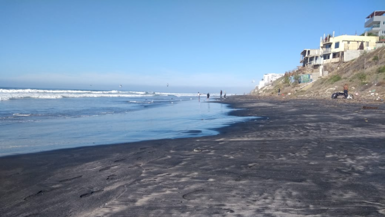 Cierran playa en California por aguas residuales desde México