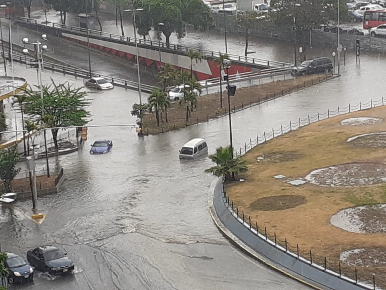 Vaguada prolongada en el país causa fuertes lluvias (Fotos y Vídeos)