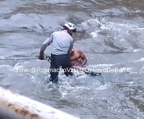 Rescatan a un hombre con trastornos mentales en el río Guaire