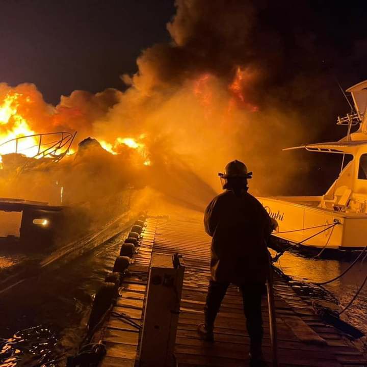 Incendio en la marina de Puerto Cabello