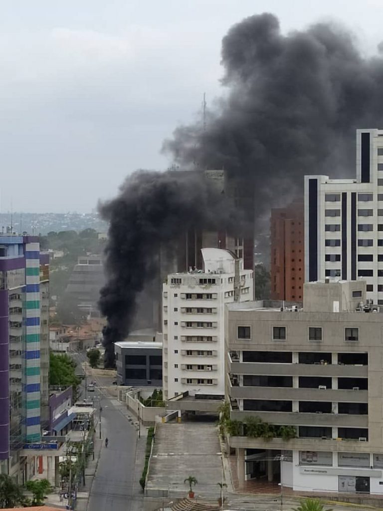 Bomberos controlan incendio en Torre Millenium de Barquisimeto