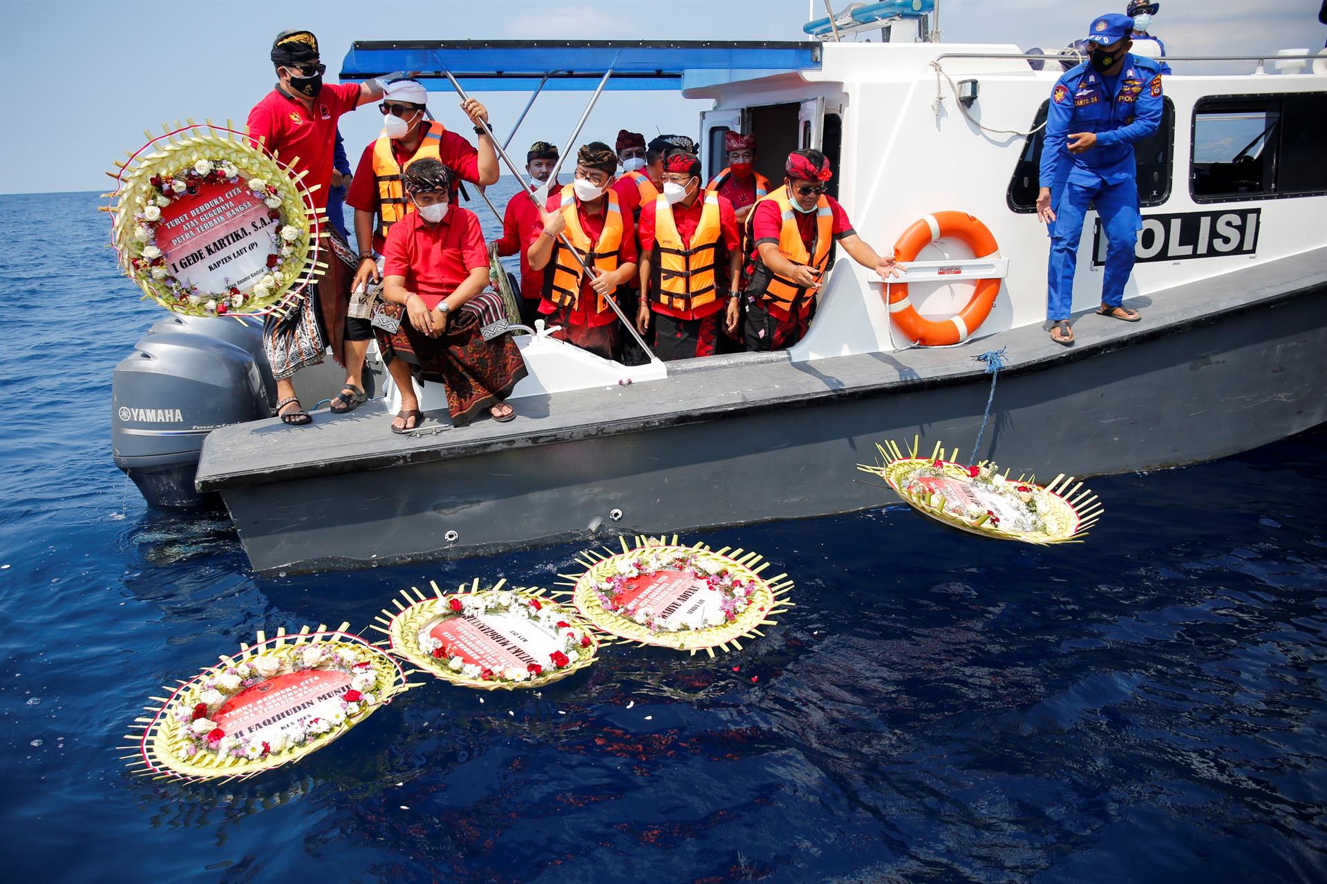 Indonesia rinde tributo a tripulación del submarino - Indonesia rinde tributo a tripulación del submarino
