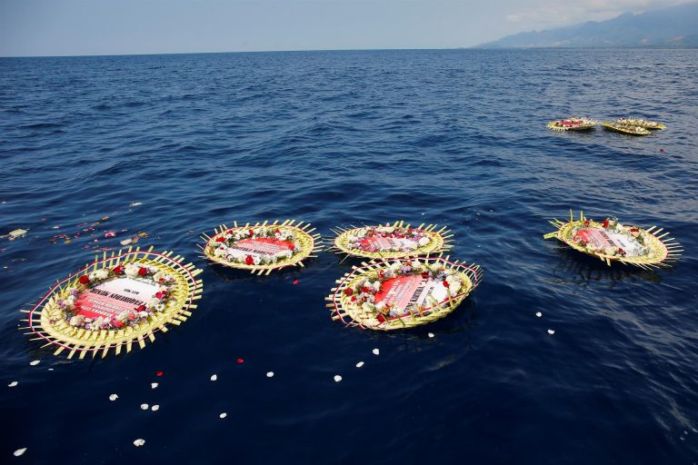 Indonesia rinde tributo a tripulación del submarino desaparecido