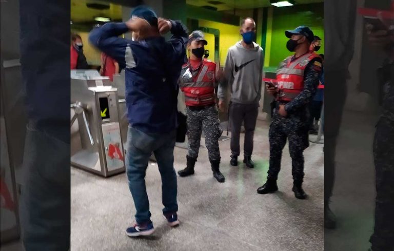 Operador del Metro de Caracas agredió a pasajero en Plaza Venezuela