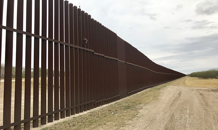 Dos niñas dejadas en el muro fronterizo de Estados Unidos con México