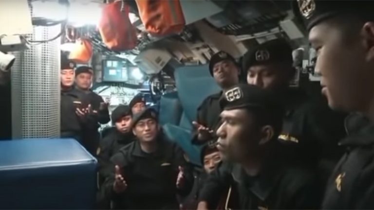 Tripulación del submarino indonesio cantó antes de morir en naufragio (+video)