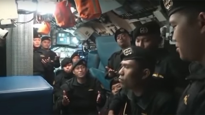Tripulación del submarino indonesio cantó - Tripulación del submarino indonesio cantó