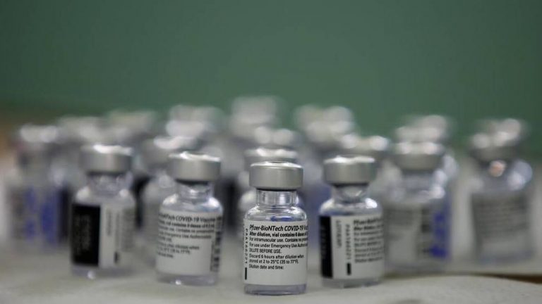 La vacuna de Pfizer reduce la mortalidad en un 98%