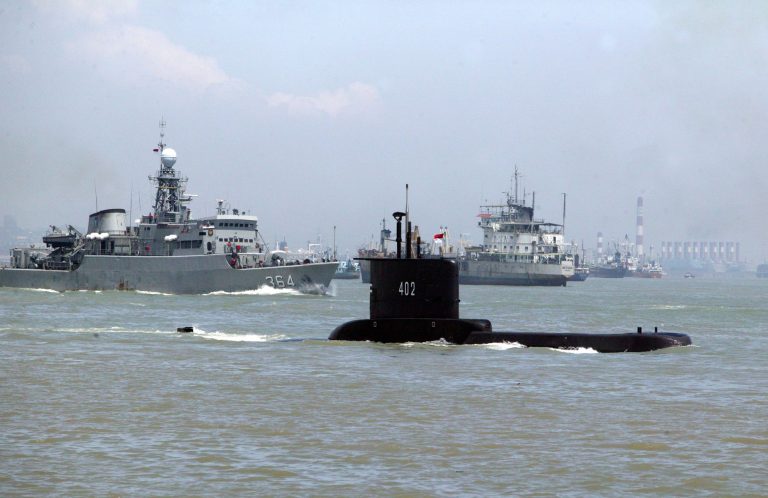 Encuentran restos del submarino desaparecido en Indonesia