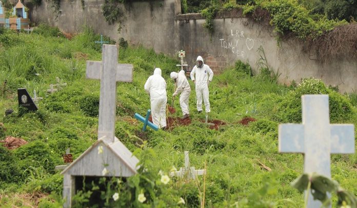 Entierran a fallecidos por Covid-19 en fosas comunes en el cementerio El Junquito