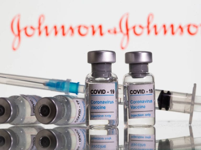 Error humano provocó retraso en producción de vacuna de Johnson & Johnson