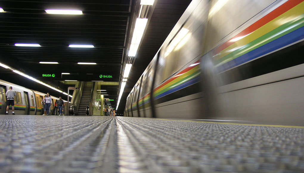 mujer con una niña saltó a los rieles del Metro - mujer con una niña saltó a los rieles del Metro