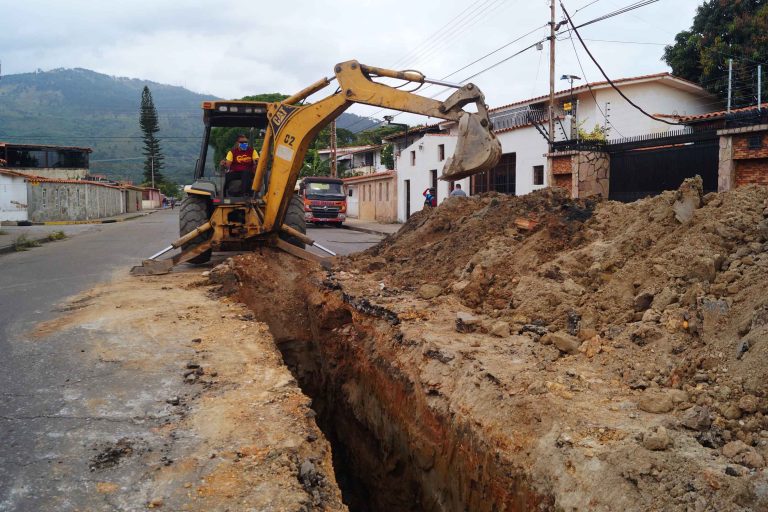 Alcalde Gustavo Gutiérrez arrancó sustitución de tubería de aguas negras en La Campiña