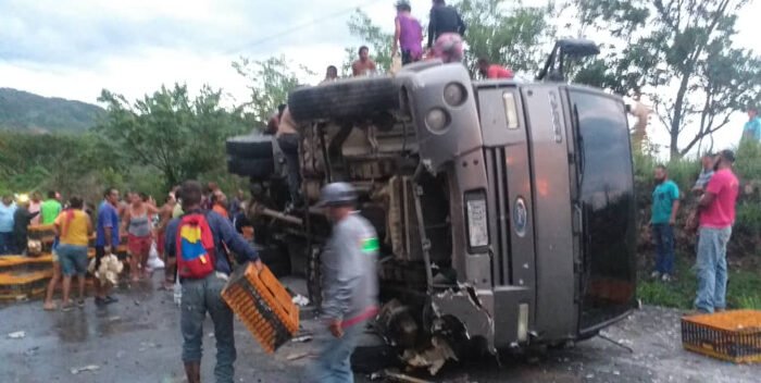 Saquearon dos camiones cargados con pollo en Cojedes (+fotos)