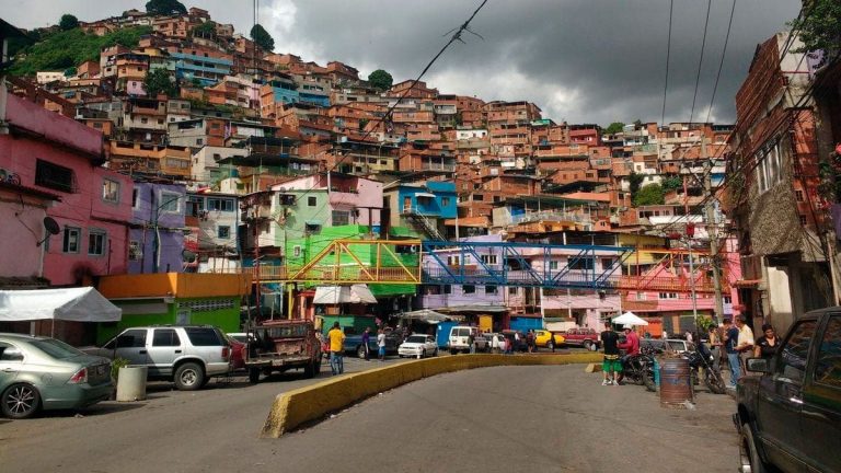 Caracas bajo fuego: Cuatro muertos y 10 heridos en enfrentamientos con el Koki