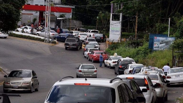 Usuarios esperan que la situación de la gasolina se regularice