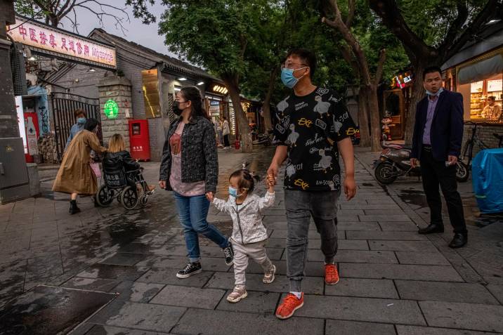China permite un tercer hijo para paliar su crisis demográfica