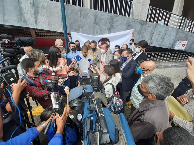 Oposición solicita ante el CNE activar referéndum revocatorio contra Nicolás Maduro