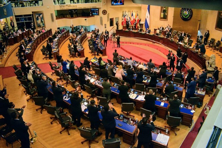 Asamblea controlada por Bukele destituye al Constitucional de El Salvador
