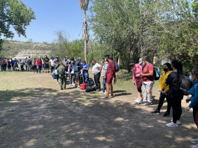 47 migrantes venezolanos llegan a Estados Unidos por el Río Grande