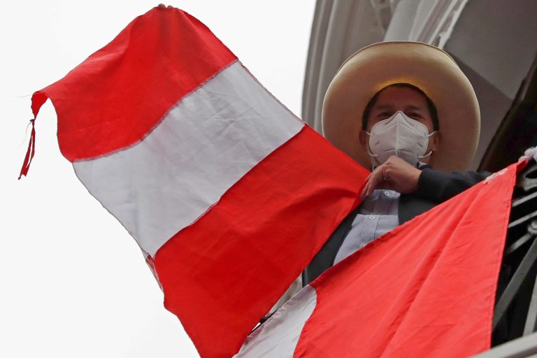 Pedro Castillo virtual presidente de Perú y siguen contando votos