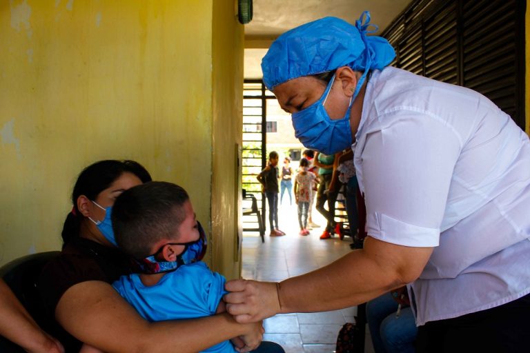 Desplegaron jornada de vacunación en comunidad Ciudad Plaza de Valencia